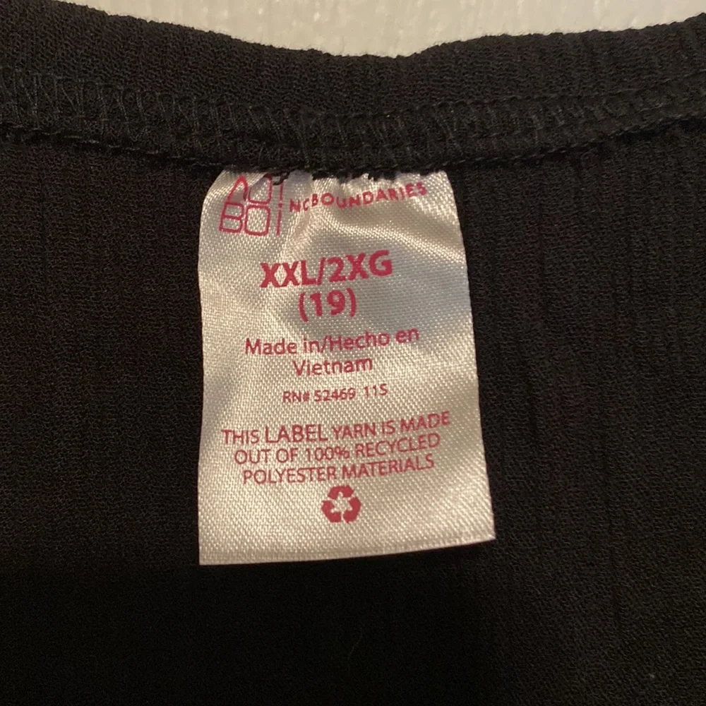 NWT- BLK RUFFLE TOP - Picture 4 of 8